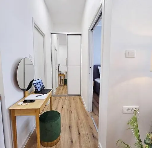 דירה Chariming And Comfy Studio
