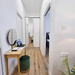 דירה Chariming And Comfy Studio